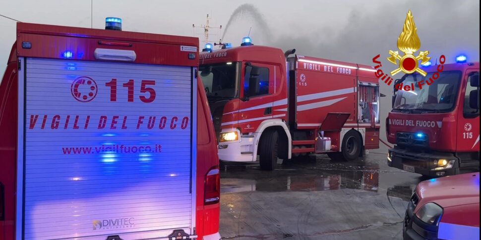 Incendio in un appartamento a Bagheria, i residenti sono stati messi in salvo e un vigile del fuoco è rimasto ferito