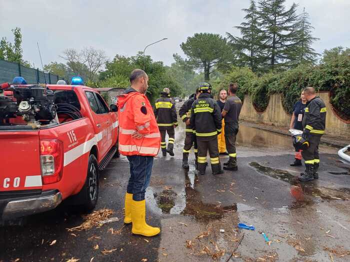 Temporale a Enna, ospiti piscina soccorsi dai pompieri