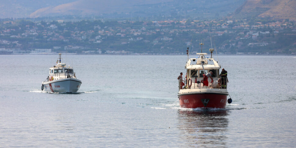 Affonda una barca a vela a Porticello, quindici persone salvate ma ci sono ancora sei dispersi e un corpo è stato recuperato