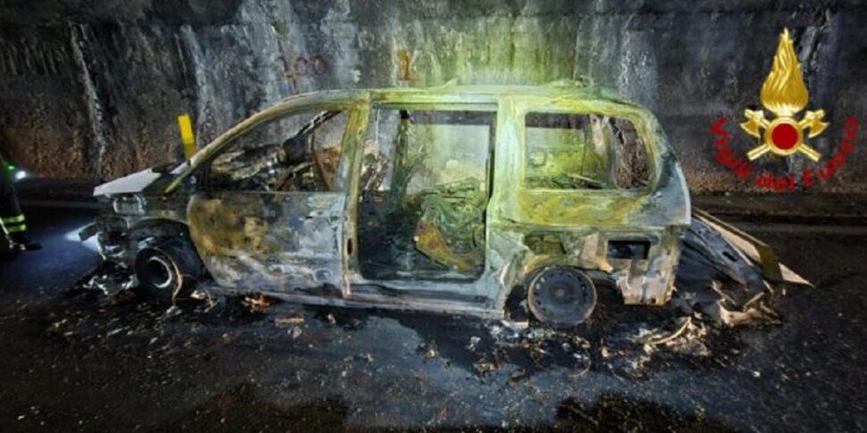 Trapani, auto in fiamme nella galleria dell’autostrada: salvo il conducente