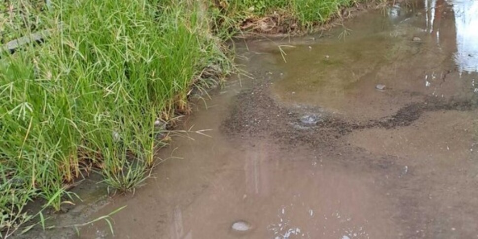 Tubo non riparato da due anni, acqua potabile in strada a Gardini Naxos