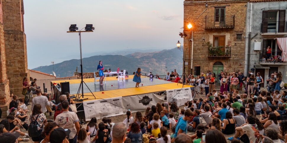 Teatro di strada a Pollina, al via il Valdemone Festival con performer, artisti e giocolieri