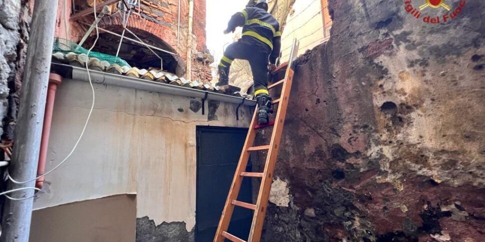 Aci Catena, incendio in un supermercato: lo spengono i vigili del fuoco