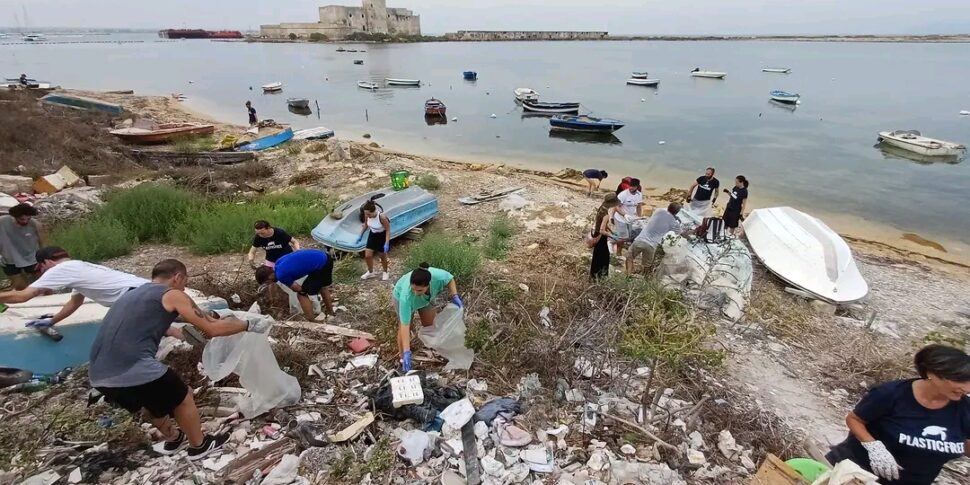 Volontari nella zona della Lega Navale di Trapani, raccolti 900 chili di rifiuti