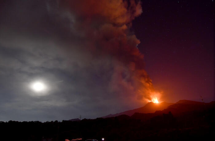 Etna: concluso parossismo Voragine, colate in zona sommitale