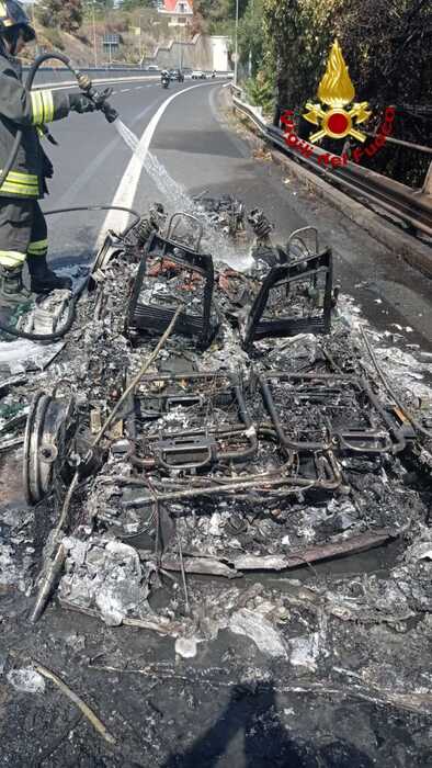 Auto in fiamme a Catania, autista l'abbandona e si salva