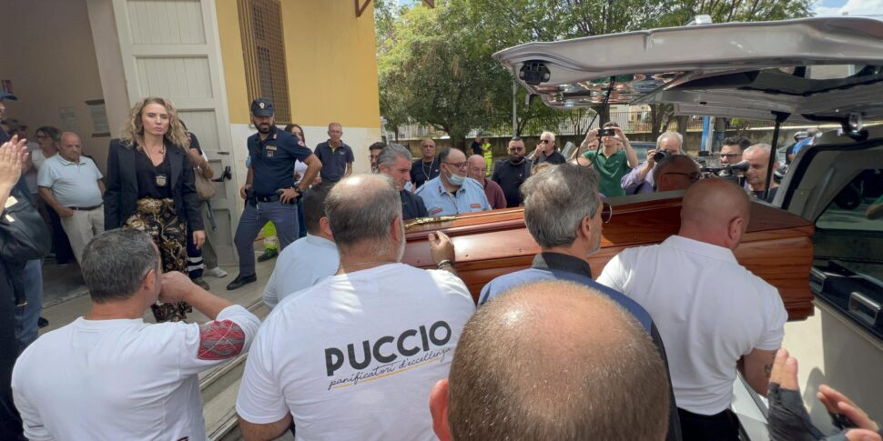 I tifosi palermitani abbracciano Schillaci: grande folla alla camera ardente al Barbera