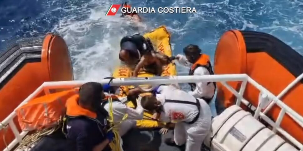 Migranti, c'è anche un aereo alla ricerca dei 21 dispersi del naufragio a sud di Lampedusa