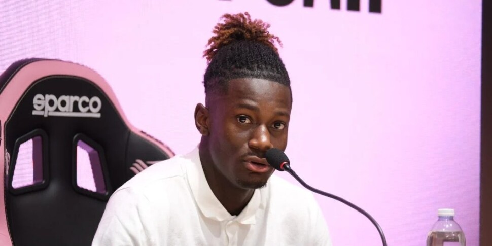 Appuah si presenta ai tifosi del Palermo: «La mia un'infanzia dura, ho perso mamma quando ero piccolo. Il calcio mi ha salvato»