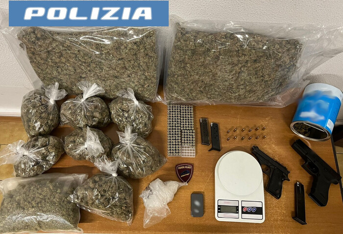 In casa 4 kg marijuana e pistole, un arresto a Catania