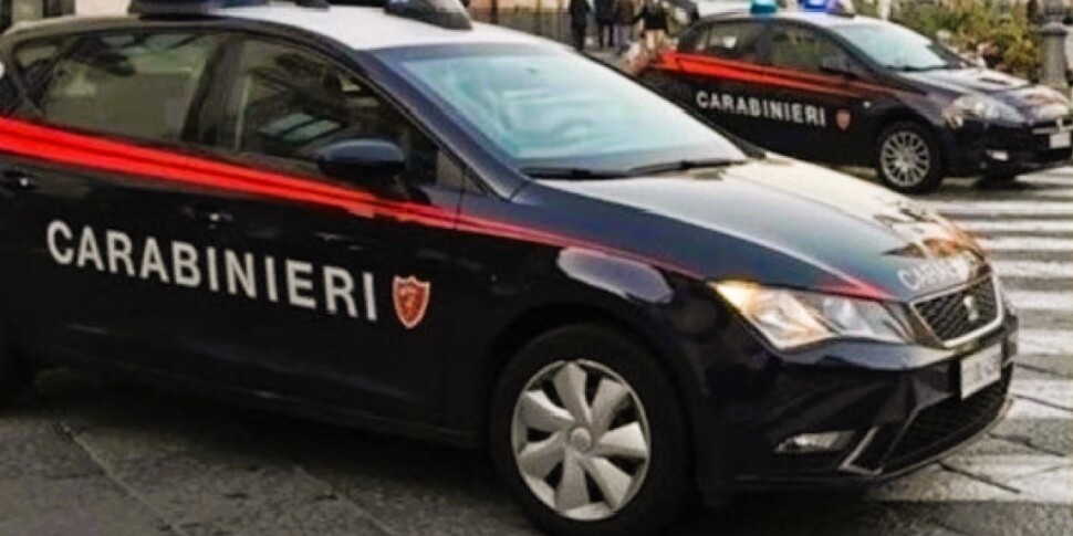 «Vi brucio tutti»: ad Aci Catena venticinquenne viola il divieto e minaccia la nonna e lo zio, arrestato