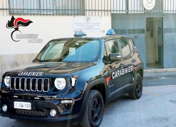 Paternò, evade dai domiciliari per fumare: arrestato dai carabinieri mentre passeggia