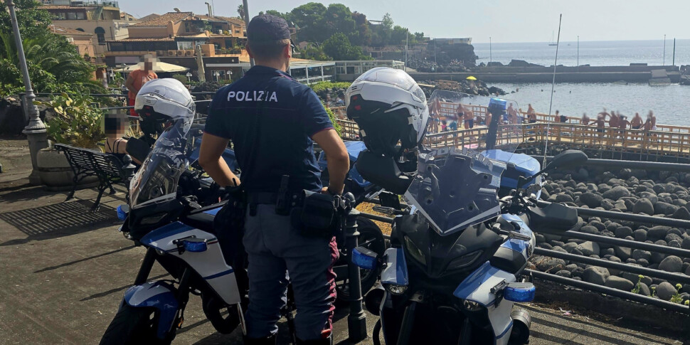 Molesta una minorenne in spiaggia a Catania, arrestato