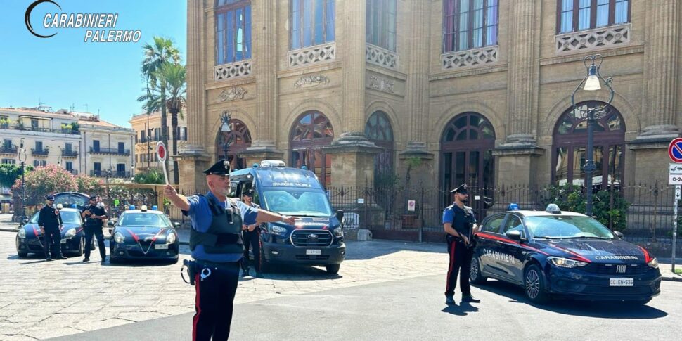 Sequestra la compagna, la violenta e la minaccia di morte:  un arresto a Palermo