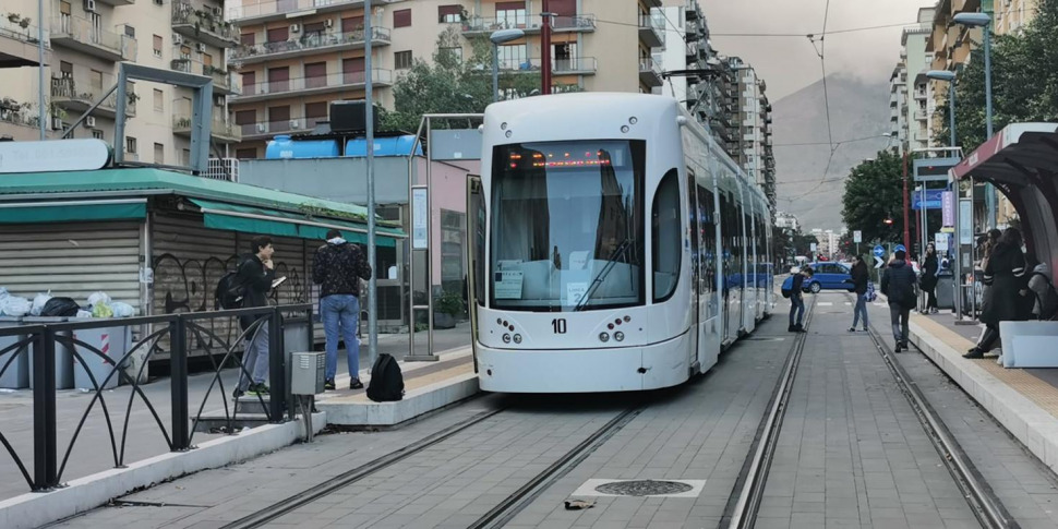 Lanciate pietre contro il tram a Palermo, in frantumi il finestrino: il mezzo torna in deposito