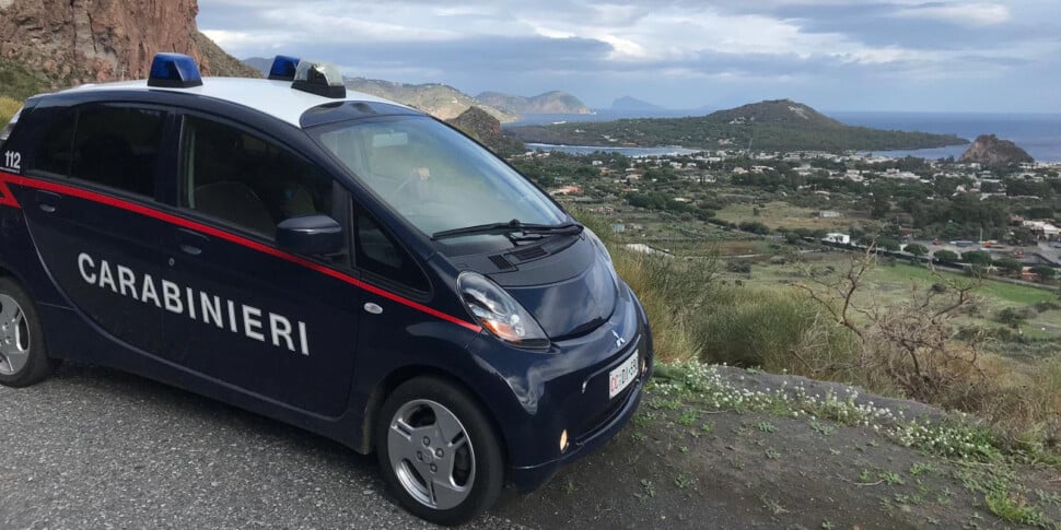 Tre auto abbandonate a Vulcano, scattano le denunce