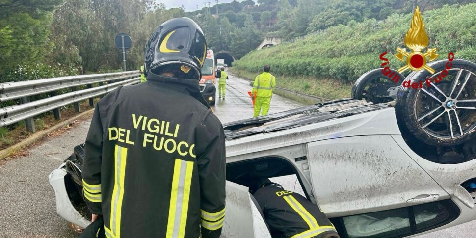 Auto si ribalta in autostrada fra Castelbuono e Cefalù: ferito automobilista