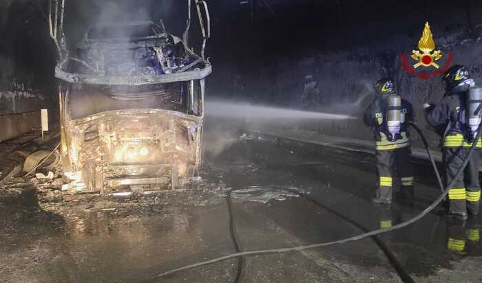 Autocarro in fiamme su A20, intervento vigili del fuoco