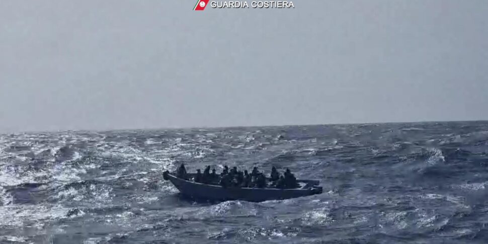 Si capovolge un barcone di migranti, 21 dispersi: i profughi sbarcati a Lampedusa