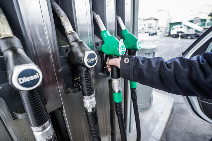 Qe, benzina self scende sotto 1,8 euro al litro