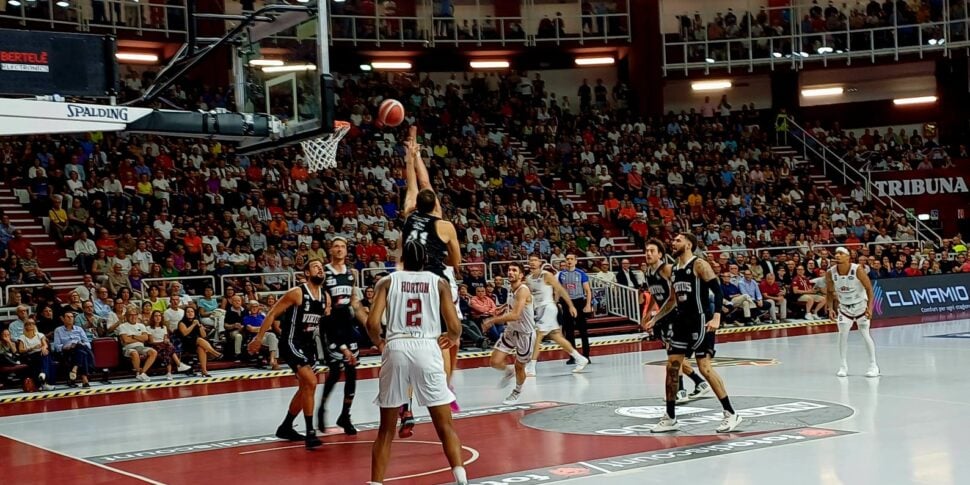 Basket, Bologna rovina la festa di Trapani per il ritorno in A dopo 33 anni