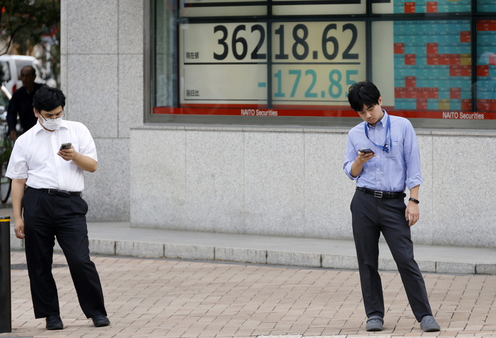 Borsa: Tokyo scende (-1%) con yen forte, bene Hong Kong