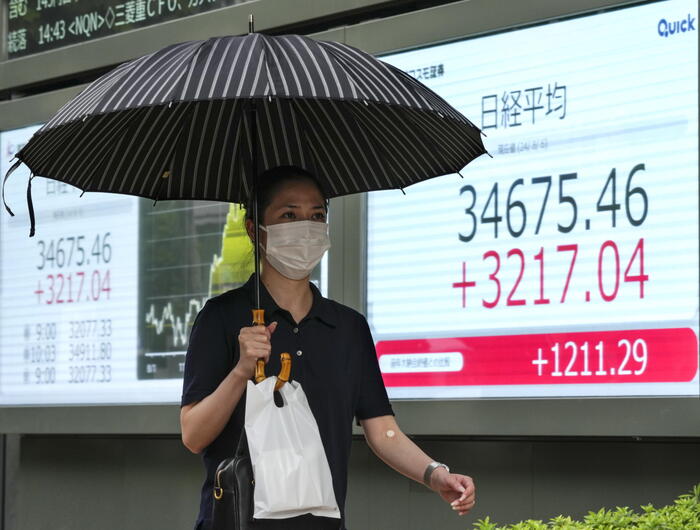 Borsa: l'Asia crolla in scia a Wall Street, Tokyo -4,4%