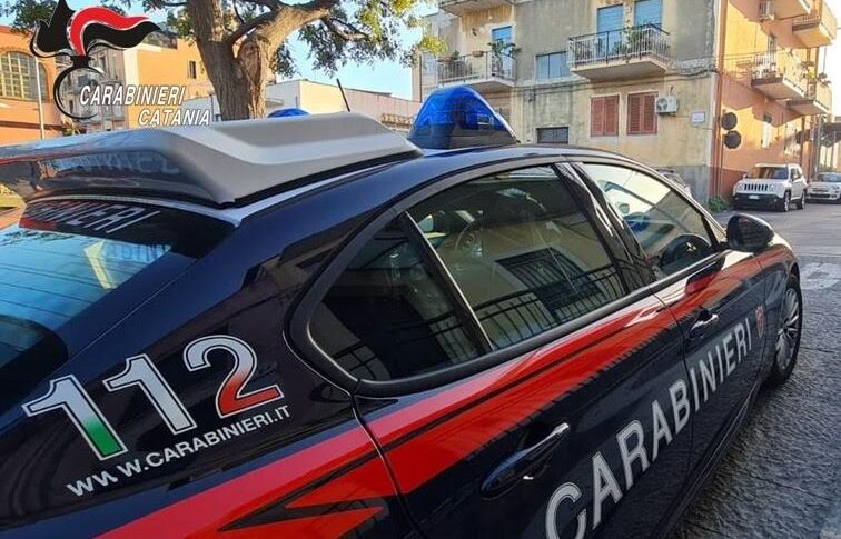 Catania, donna minaccia con le forbici l'ex marito: denunciata dai carabinieri