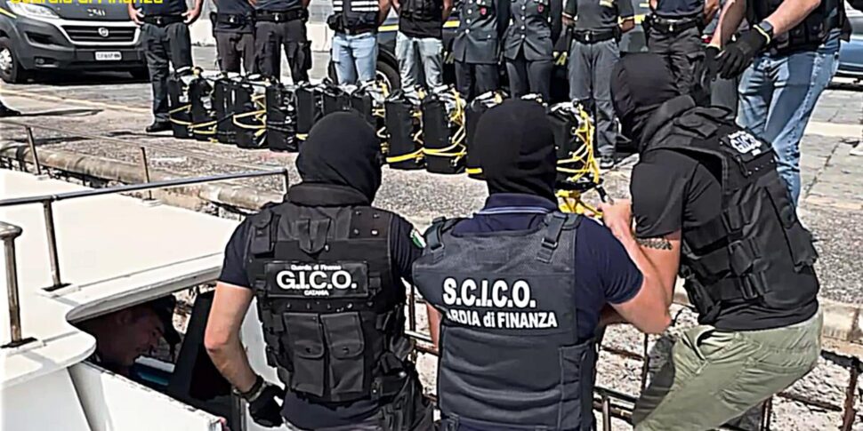 Catania, sequestro record da 540 chili di cocaina in mare: cinque arrestati, recuperavano colli galleggianti carichi di droga