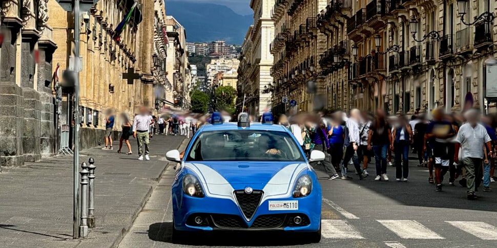 Catania, compie atti osceni davanti a un liceo: uno studente gira un video e lo incastra