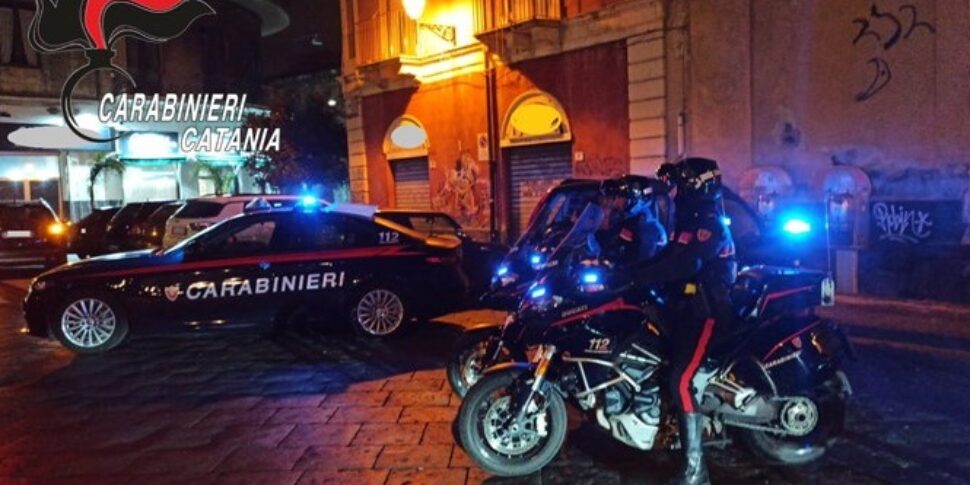 Un cittadino chiama il 112 e fa arrestare un ladro d'auto a Catania