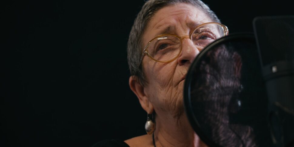 Clara Salvo, cantante e militante trapanese debutta a 70 anni con un disco: la sua storia diventa un film