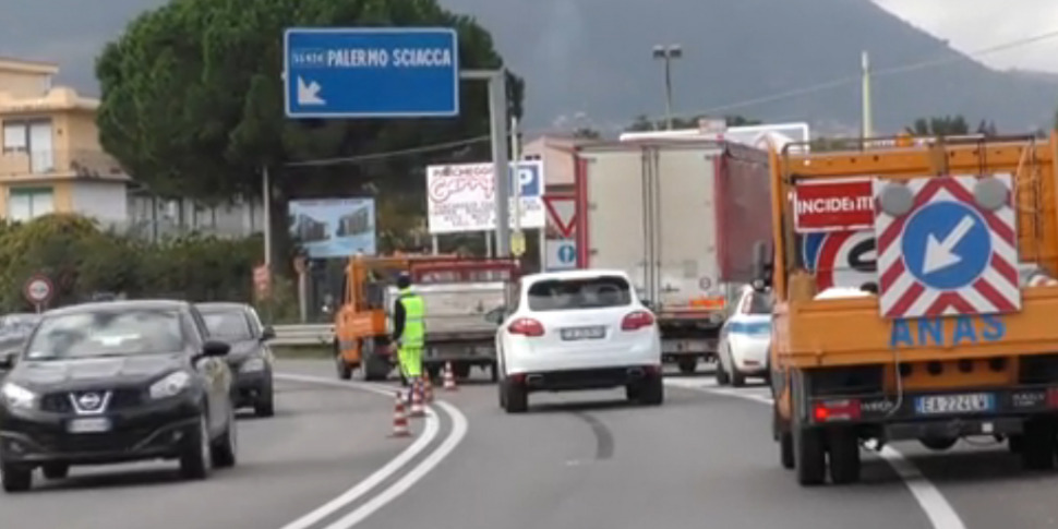 Incidenti per la pioggia sulla Palermo-Sciacca e in autostrada, strade bloccate: code e disagi