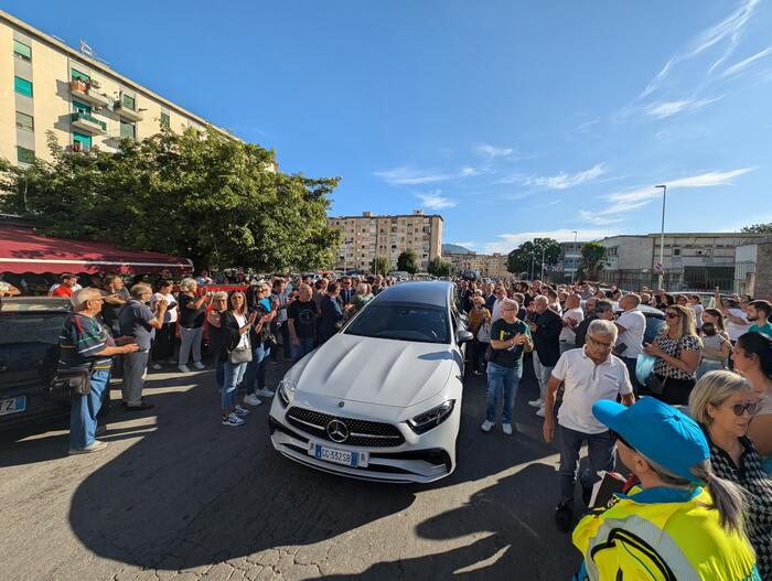 Schillaci: il corteo funebre attraversa le strade del Cep