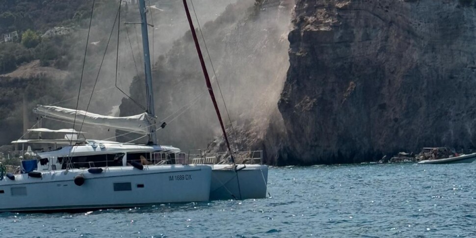 Lipari, crolla un pezzo del costone a Capo Rosso