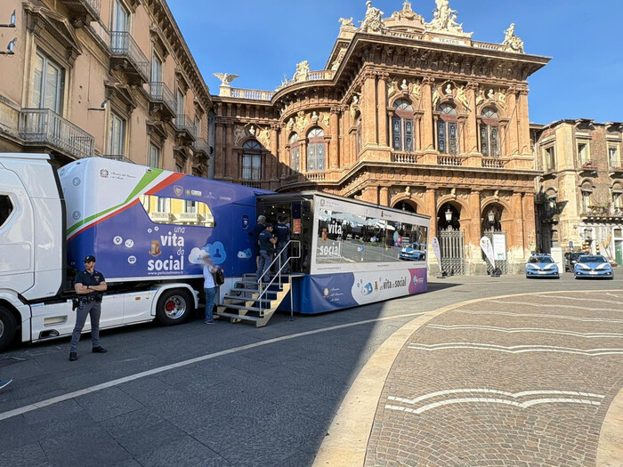 Una vita da social, a Catania truck polizia su sicurezza web