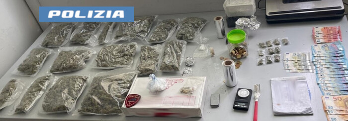 Fugge con 2,2 kg droga e in casa ha cocaina e crack, arrestato