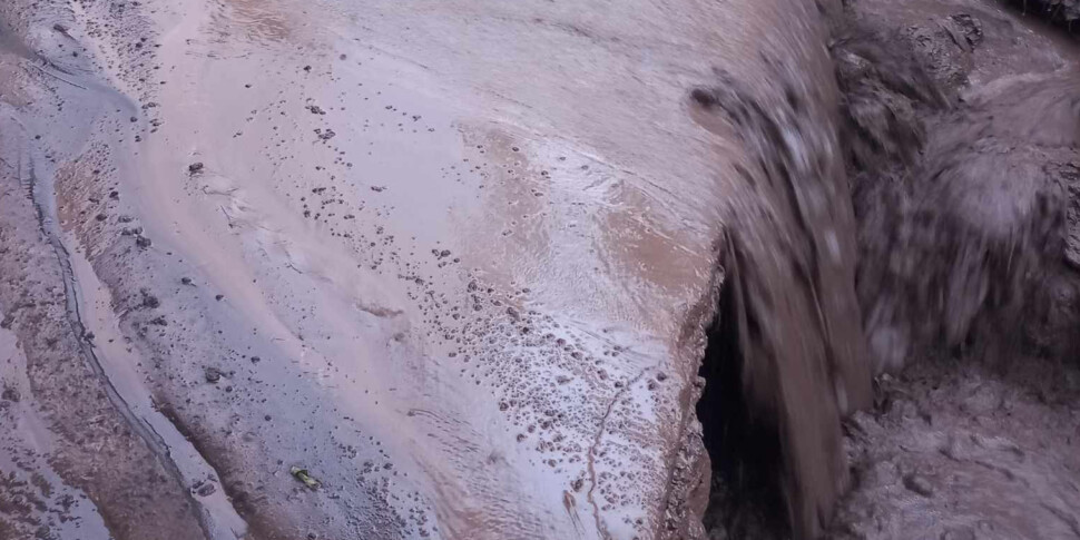 Bomba d'acqua a Stromboli, strade riempite da fango e pietre