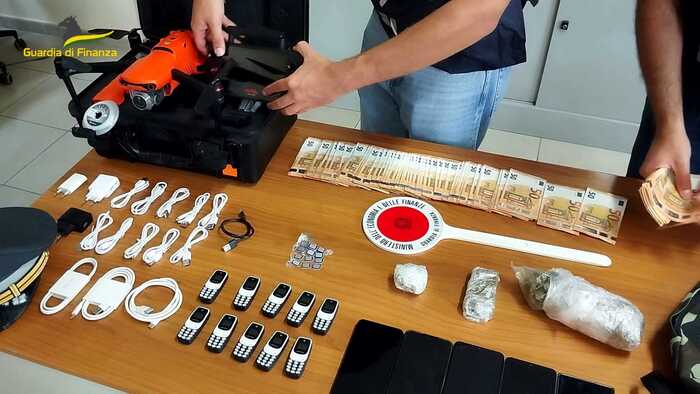 Tentano di portare droga e cellulari in carcere con un drone