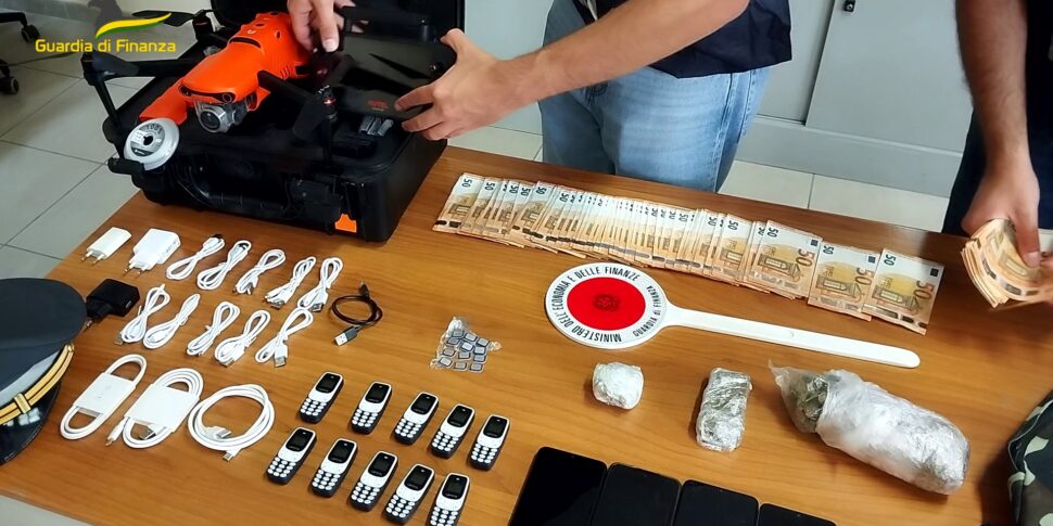 Sorpresi con un drone e cellulari davanti al carcere di Caltanissetta, volevano recapitarli ai detenuti:  due arresti