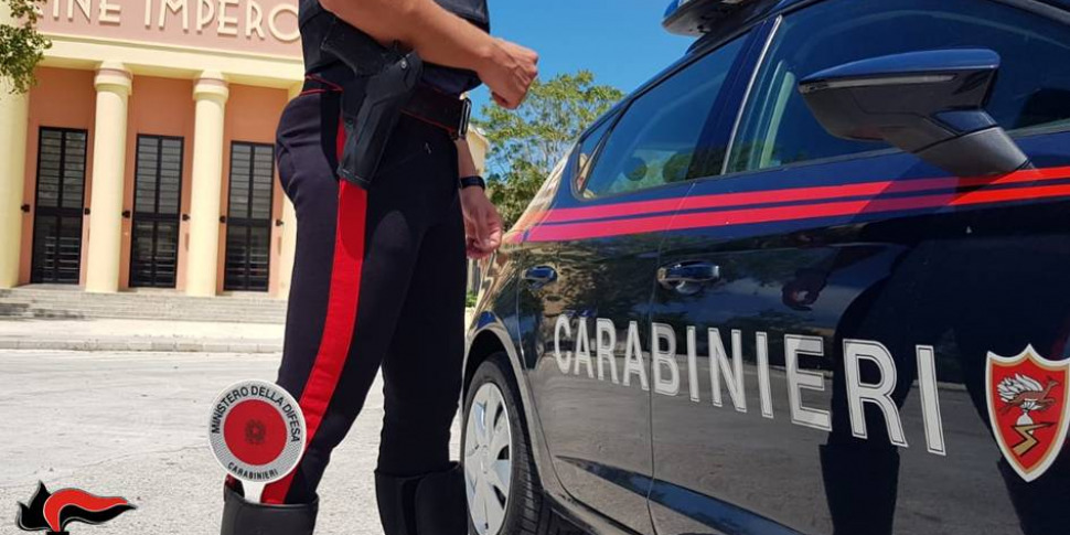 Marsala, si rifiuta di consegnare i soldi e viene accoltellato: arrestati i due rapinatori