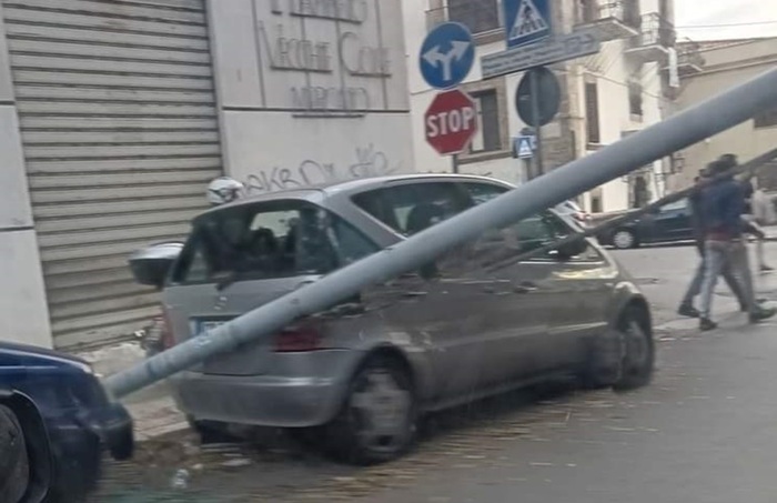 Crolla palo dell'illuminazione a Palermo, danneggiata auto