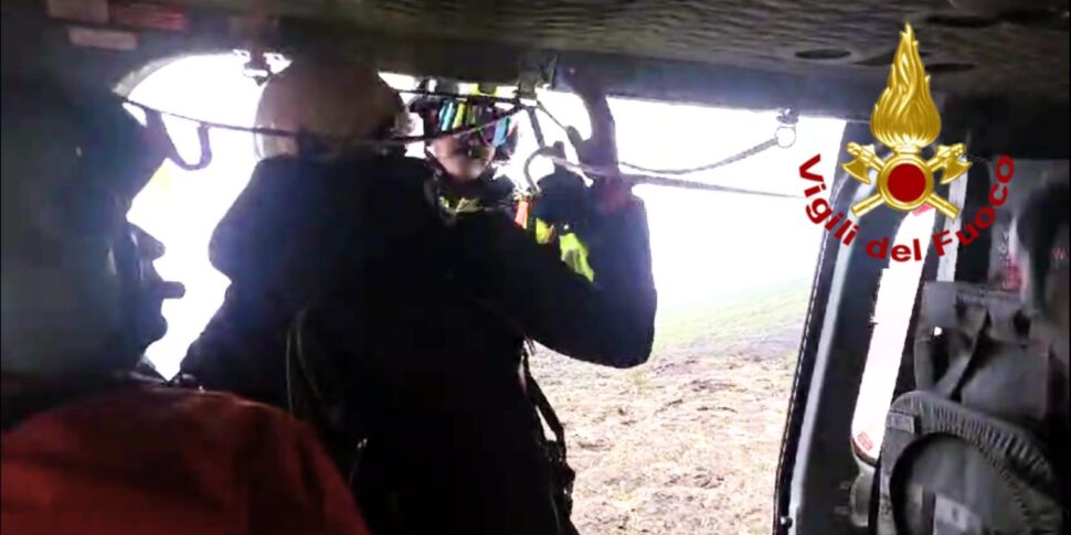 Etna, soccorsi con l'elicottero due escursionisti in visita alla Grotta del Gelo