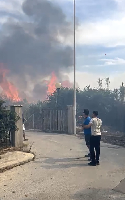 Incendio minaccia abitazioni a Favignana