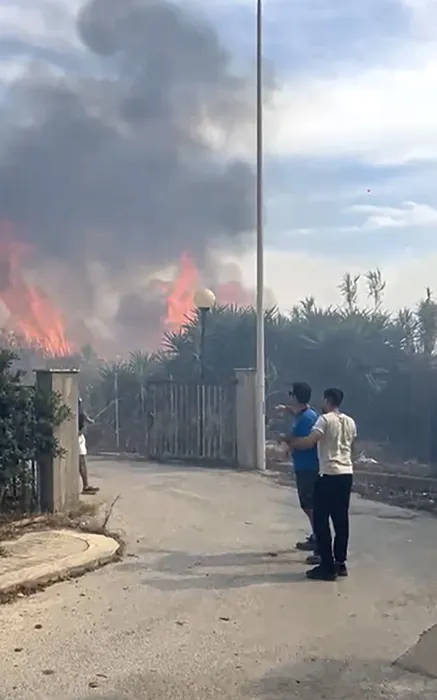 Incendio minaccia abitazioni a Favignana