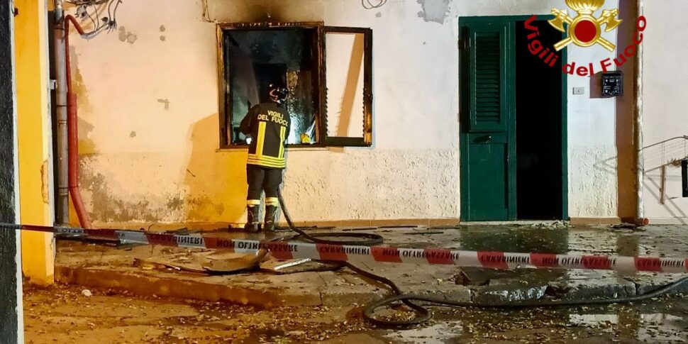 Casa in fiamme a Palermo, evacuato anche l'appartamento al piano di sopra