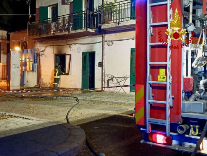 Incendio appartamento a Palermo, si salvano madre e figlio