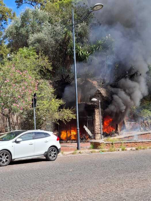 Incendio a Palermo sotto ponte villa Trabia