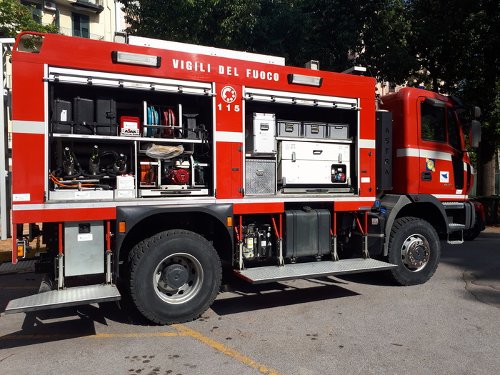 Vasto incendio nella zona del cimitero a Catania