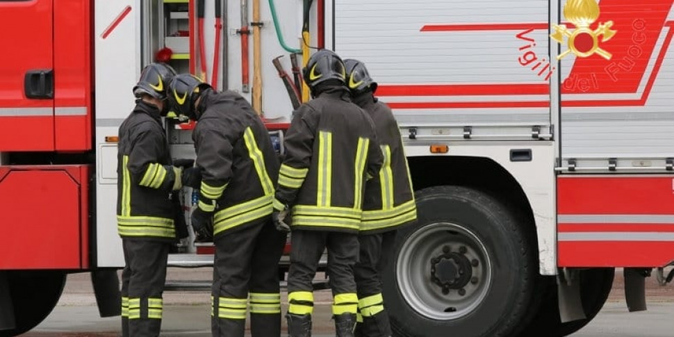 Carini, incendio nel capannone di un'azienda agricola